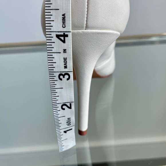 NEW 🌹 Vince Camuto White Pumps. US 10. - Picture 11 of 14
